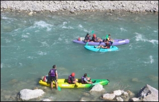  Passeio de canoa inflável com amigos.